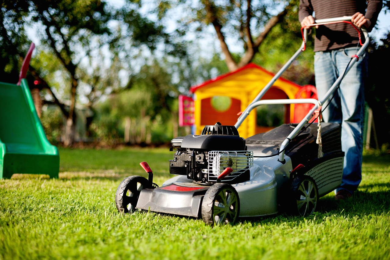 Buurtgenoot maait het gras in een tuin in Noord-Holland Noord